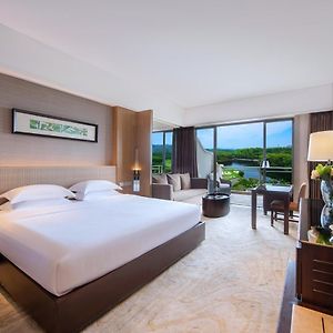 Grande Deluxe King Room Lake View